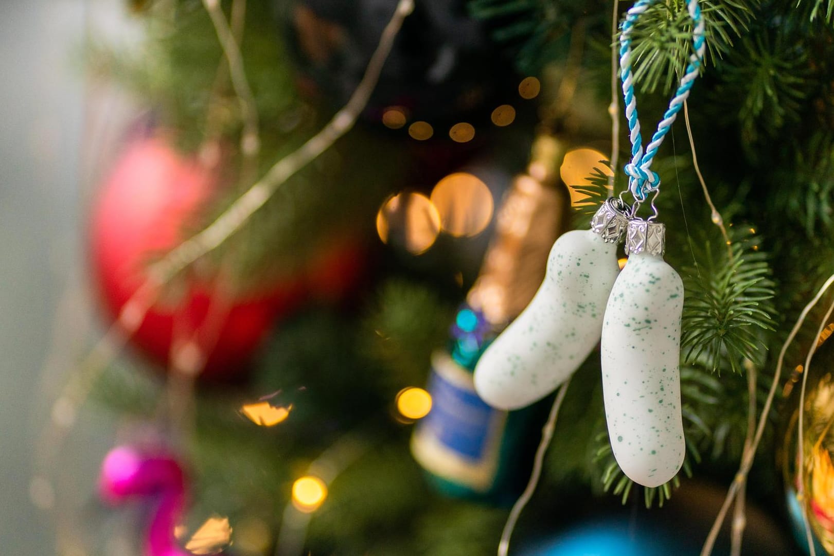 Christbaumschmuck in Form von Weißwürsten: Längst schmücken nicht nur Kugeln und Strohsterne die Weihnachtsbäume der Deutschen.