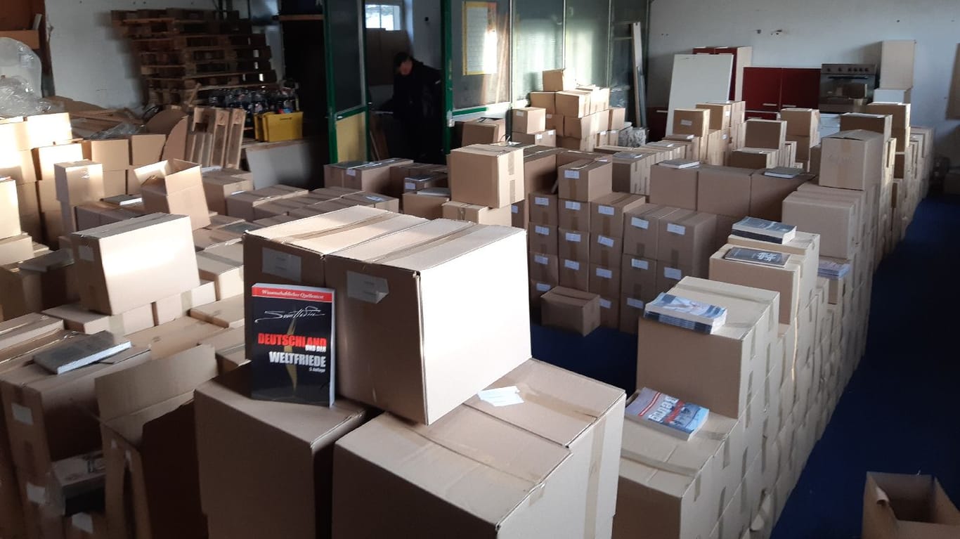 Eine Lagerhalle im Landkreis Leipzig: Polizisten haben Dutzende Paletten mit strafrechtlich relevanten Büchern beschlagnahmt.