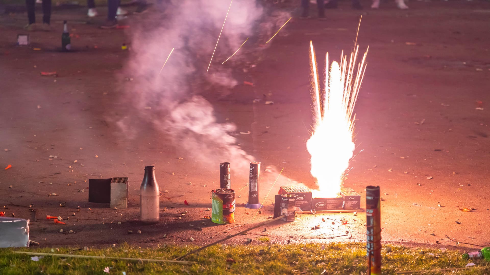 Feuerwerkskörper auf einer Straße (Symbolbild): In diesem Jahr ist das Anzünden von Feuerwerk in Bonn verboten. Feuerwerkskörper auf einer Straße (Symbolbild): In diesem Jahr ist das Anzünden von Feuerwerk in Bonn verboten.