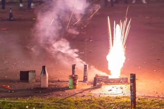Feuerwerkskörper auf einer Straße (Symbolbild): In diesem Jahr ist das Anzünden von Feuerwerk in Bonn verboten.