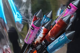 Raketen: Das Gericht in Lüneburg sieht es nicht als erwiesen an, dass ein Feuerwerksverbot zum Infektionsschutz beiträgt (Symbolbild).