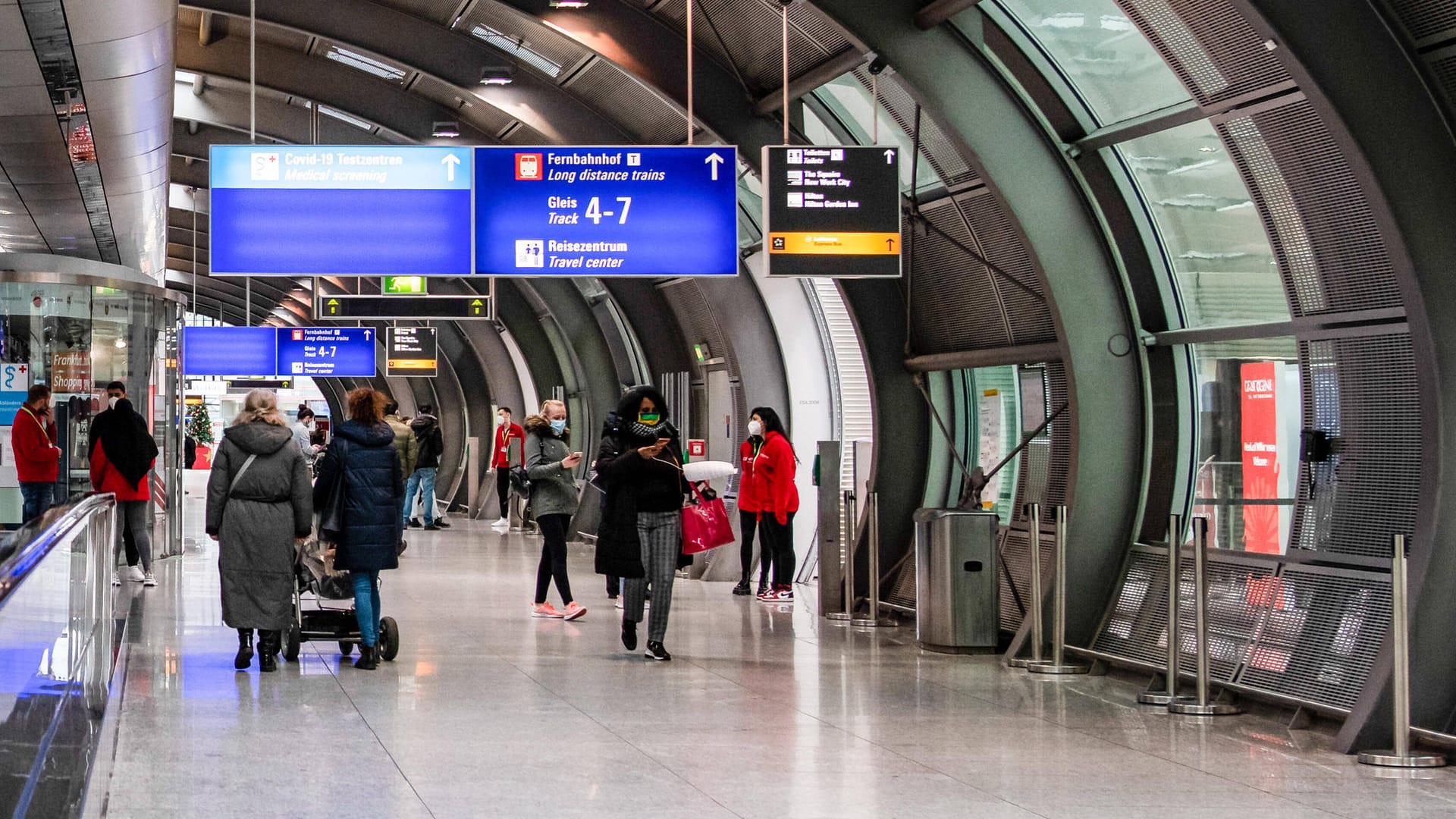 Passagiere am Flughafen in Frankfurt (Symbolbild): Im Gepäck eines Mannes haben Polizeibeamte ein Bajonett gefunden. Passagiere am Flughafen in Frankfurt (Symbolbild): Im Gepäck eines Mannes haben Polizeibeamte ein Bajonett gefunden.