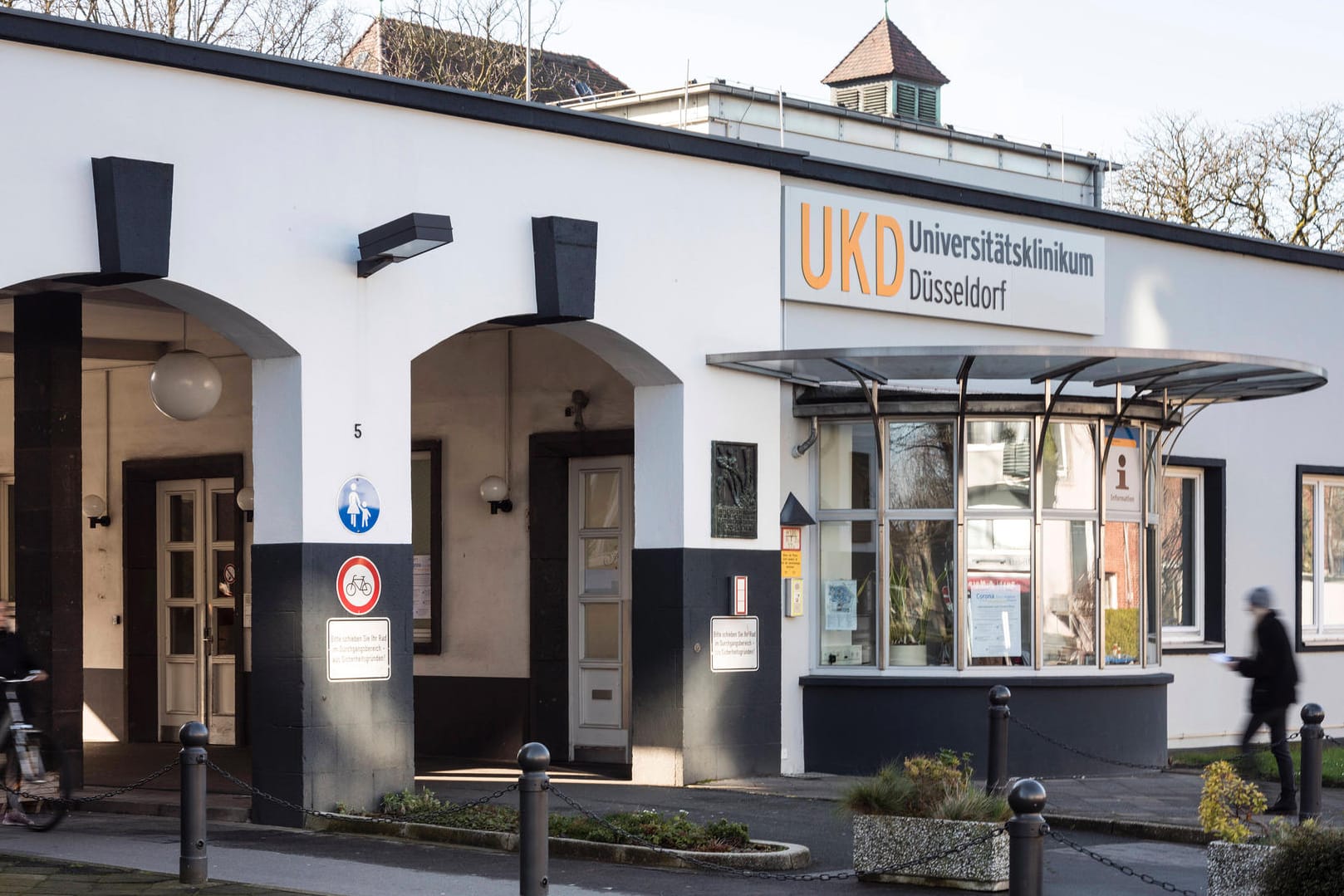 Haupteingang des Universitätsklinikums in Düsseldorf (Symbolbild): Wegen der steigenden Infektionszahlen können nur noch Notfallpatienten aufgenommen werden.