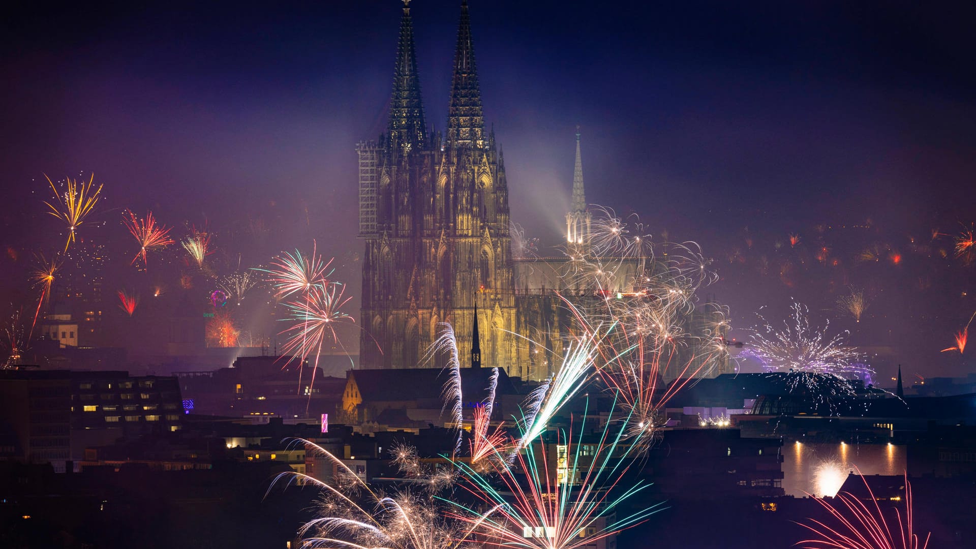 Der Kölner Dom zwischen Feuerwerk an Silvester (Symbolbild): In diesem Jahr ist Feuerwerk in vielen Teilen der Stadt verboten.