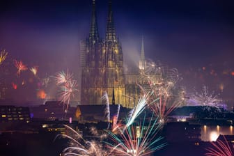 Der Kölner Dom zwischen Feuerwerk an Silvester (Symbolbild): In diesem Jahr ist Feuerwerk in vielen Teilen der Stadt verboten.