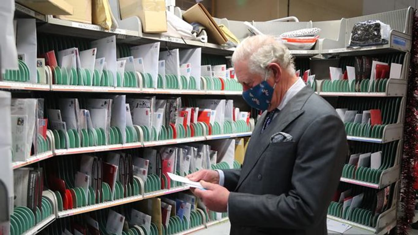 Der britische Prinz Charles beim Sortieren von Briefen.