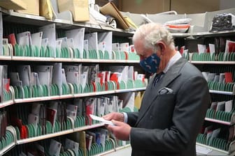 Der britische Prinz Charles beim Sortieren von Briefen.