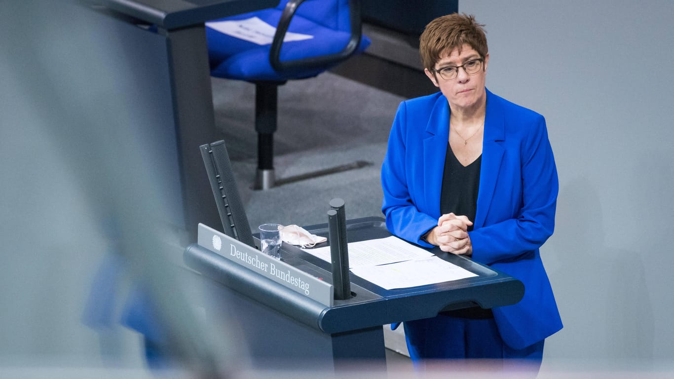 Annegret Kramp-Karrenbauer, Verteidigungsministerin: Das Sturmgewehr könnte sich als "Armutszeugnis" des Verteidigungsministeriums entpuppen.