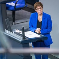 Annegret Kramp-Karrenbauer, Verteidigungsministerin: Das Sturmgewehr könnte sich als "Armutszeugnis" des Verteidigungsministeriums entpuppen.