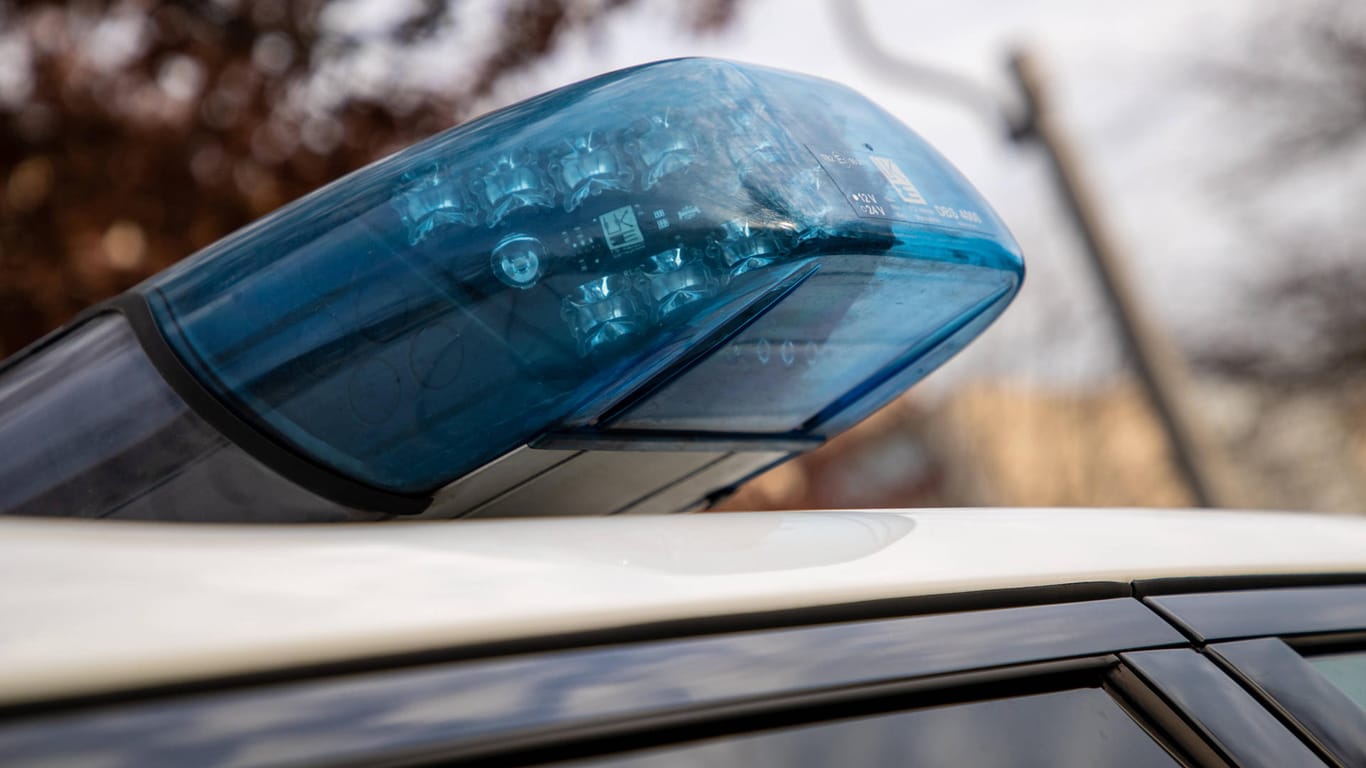 Blaulicht auf einem Polizeifahrzeug (Symbolbild): In Hagen wurde ein 68-Jähriger geschlagen, als er eine Verkehrssituation schlichte wollte.