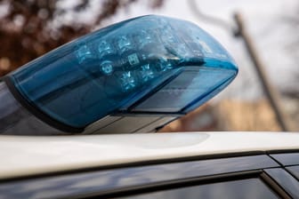 Blaulicht auf einem Polizeifahrzeug (Symbolbild): In Hagen wurde ein 68-Jähriger geschlagen, als er eine Verkehrssituation schlichte wollte.