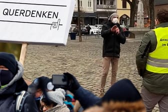 Im Video: Ex-"Querdenker"-Partner stört Demo – und erhält Morddrohungen