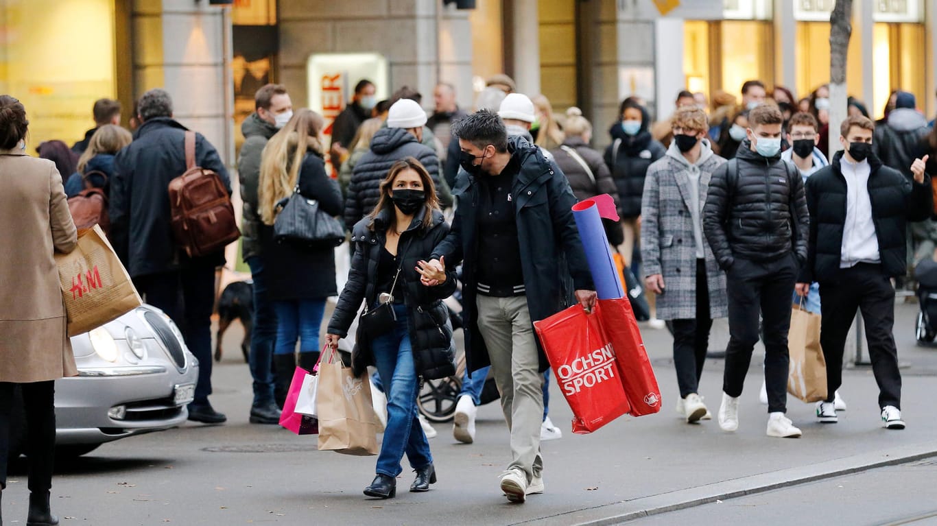 Reges Leben in Zürich: Shoppen bleibt trotz hoher Corona-Zahlen erlaubt.