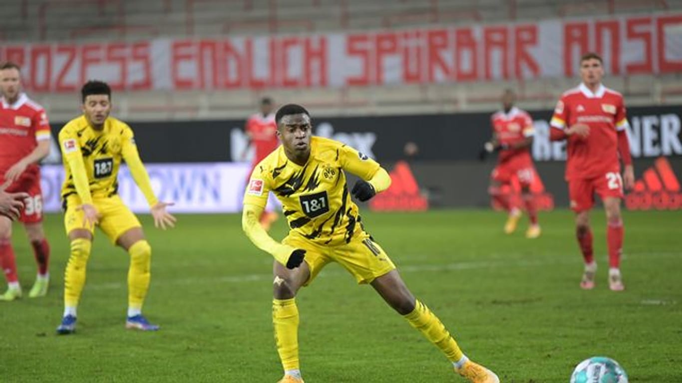 Der Dortmunder Youssoufa Moukoko traf in Berlin und ist nun der jüngste Torschütze der Fußball-Bundesliga - das reichte dem BVB aber nicht.