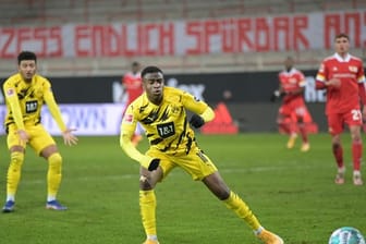 Der Dortmunder Youssoufa Moukoko traf in Berlin und ist nun der jüngste Torschütze der Fußball-Bundesliga - das reichte dem BVB aber nicht.