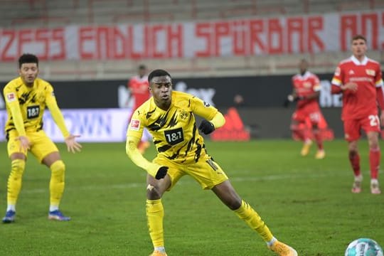 Der Dortmunder Youssoufa Moukoko traf in Berlin und ist nun der jüngste Torschütze der Fußball-Bundesliga - das reichte dem BVB aber nicht.