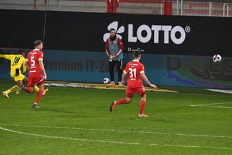 Das Tor, das ihn zum jüngsten Bundesliga-Torschützen der Geschichte macht: BVB-Stürmer Youssoufa Moukoko (l.) zieht mit links ab, Unions Verteidiger Marvin Friedrich (2.v.l.) kommt zu spät.