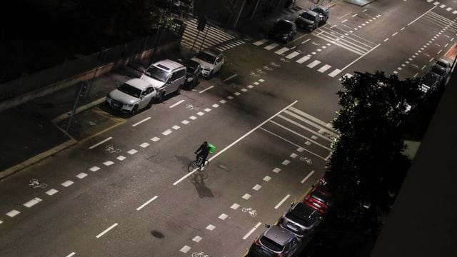 Eine fast menschenleere Straße in Mailand.