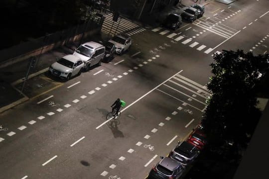 Eine fast menschenleere Straße in Mailand.