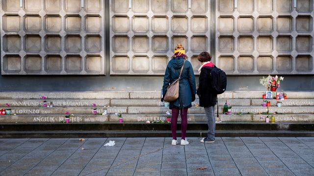 Zwei Passantinnen schauen sich das Mahnmal für die Opfer des Attentats vom 19. Dezember 2016 an (Archivbild): Beim Terroranschlag starben zwölf Menschen.
