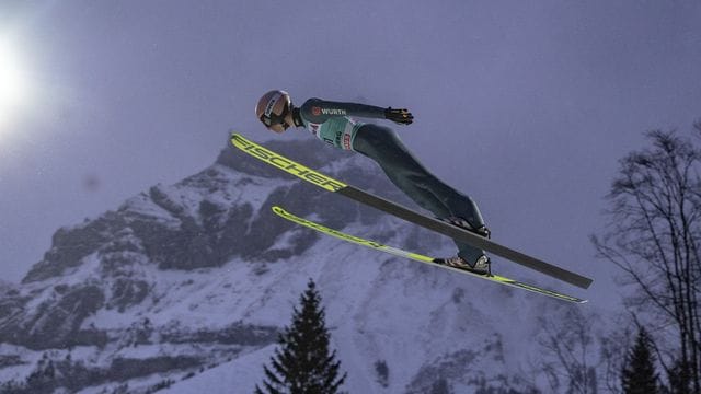 Die Generalprobe für die Vierschanzen-Tournee steigt in der Schweiz, aber ohne Skiflug-Weltmeister Karl Geiger. Die Generalprobe für die Vierschanzen-Tournee steigt in der Schweiz, aber ohne Skiflug-Weltmeister Karl Geiger.
