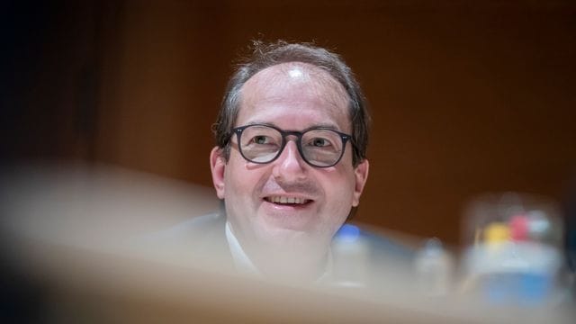 CSU-Landesgruppenchef Alexander Dobrindt sieht eine Vorbildfunktion der Politik gegen Impfskepsis. CSU-Landesgruppenchef Alexander Dobrindt sieht eine Vorbildfunktion der Politik gegen Impfskepsis.