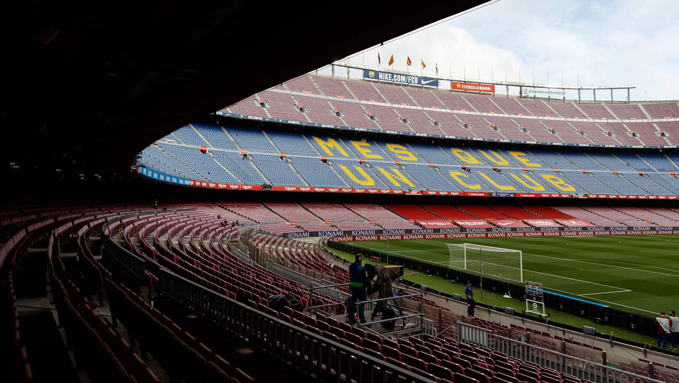 Im Camp Nou mit seinen drei gigantischen Rängen ist die Sichtlinie aufs Spielfeld ein Problem für Zuschauer.