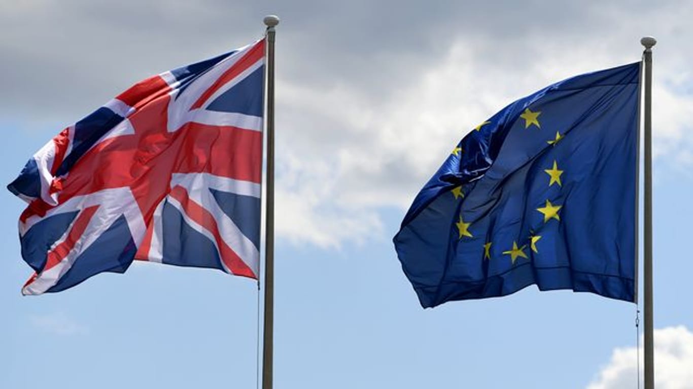 Flaggen von Großbritannien und EU