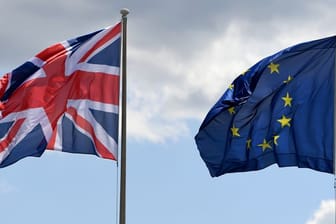 Flaggen von Großbritannien und EU