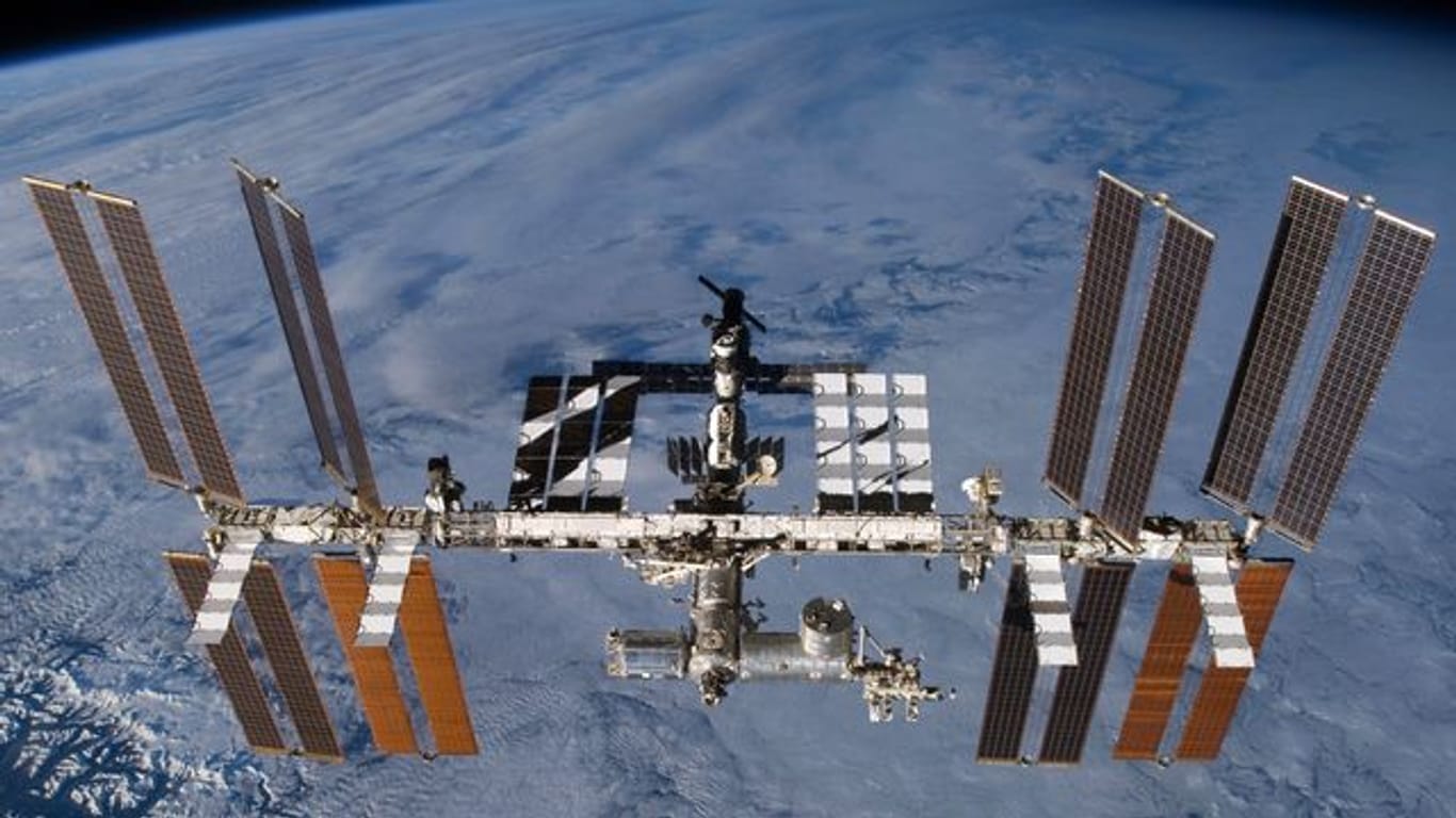 Die Internationale Raumstation in der Erdumlaufbahn.