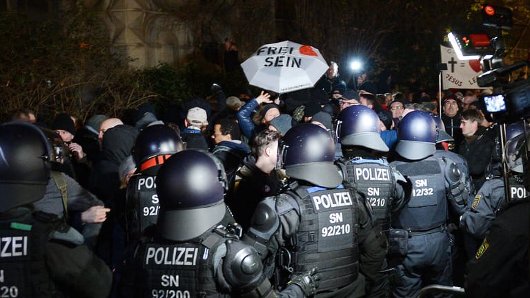 Polizeieinsatz bei einer "Querdenker"-Demonstration in Leipzig: Bei den Protesten gegen die Corona-Maßnahmen hat es immer wieder Gewalt gegeben.