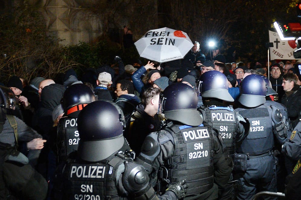 Polizeieinsatz bei einer "Querdenker"-Demonstration in Leipzig: Bei den Protesten gegen die Corona-Maßnahmen hat es immer wieder Gewalt gegeben.