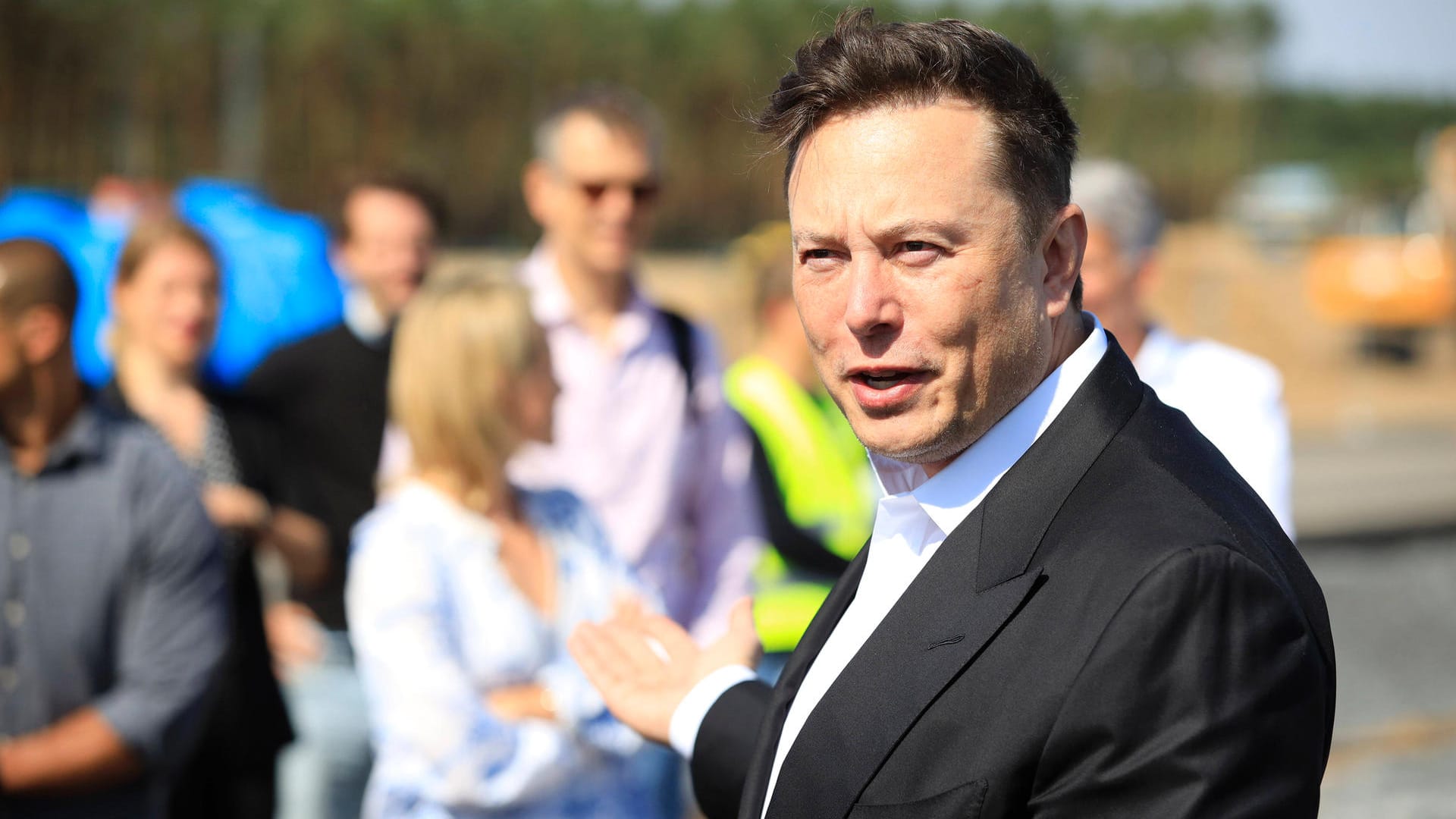 Elon Musk: Der Tesla-Chef hier beim ersten Richtfest auf der Baustelle der Tesla Gigafactory. Elon Musk: Der Tesla-Chef hier beim ersten Richtfest auf der Baustelle der Tesla Gigafactory.