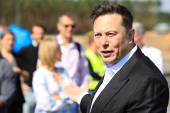 Elon Musk: Der Tesla-Chef hier beim ersten Richtfest auf der Baustelle der Tesla Gigafactory.