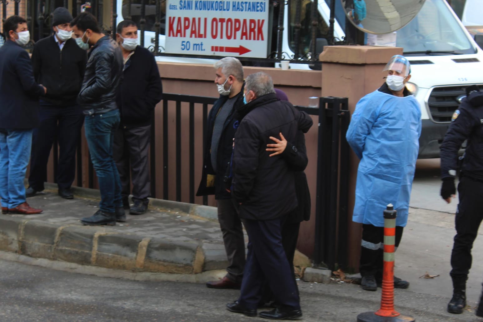 Angehörige trauern vor dem Krankenhaus in Gaziantep: Eine explodierter Sauerstofftank soll das Feuer ausgelöst haben.