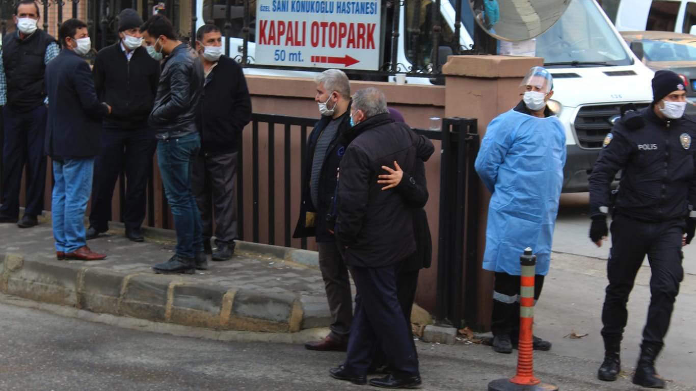 Angehörige trauern vor dem Krankenhaus in Gaziantep: Eine explodierter Sauerstofftank soll das Feuer ausgelöst haben.