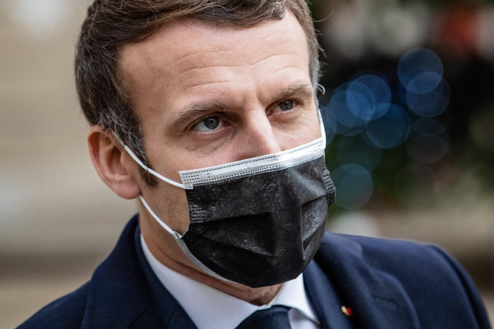 Emmanuel Macron: Frankreichs Präsident hatte Symptome, wie Husten und Fieber.