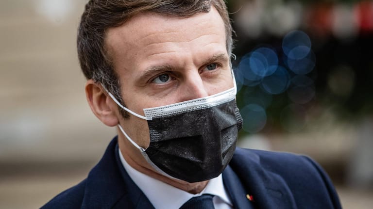 Emmanuel Macron: Frankreichs Präsident hatte Symptome, wie Husten und Fieber.