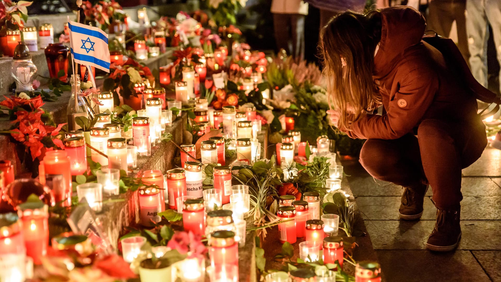 Gedenken am Mahnmal (Archivbild): Menschen legten 2019 Kerzen und Blumen nieder. Gedenken am Mahnmal (Archivbild): Menschen legten 2019 Kerzen und Blumen nieder.