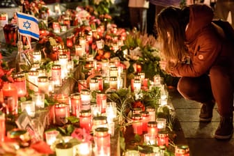 Gedenken am Mahnmal (Archivbild): Menschen legten 2019 Kerzen und Blumen nieder.