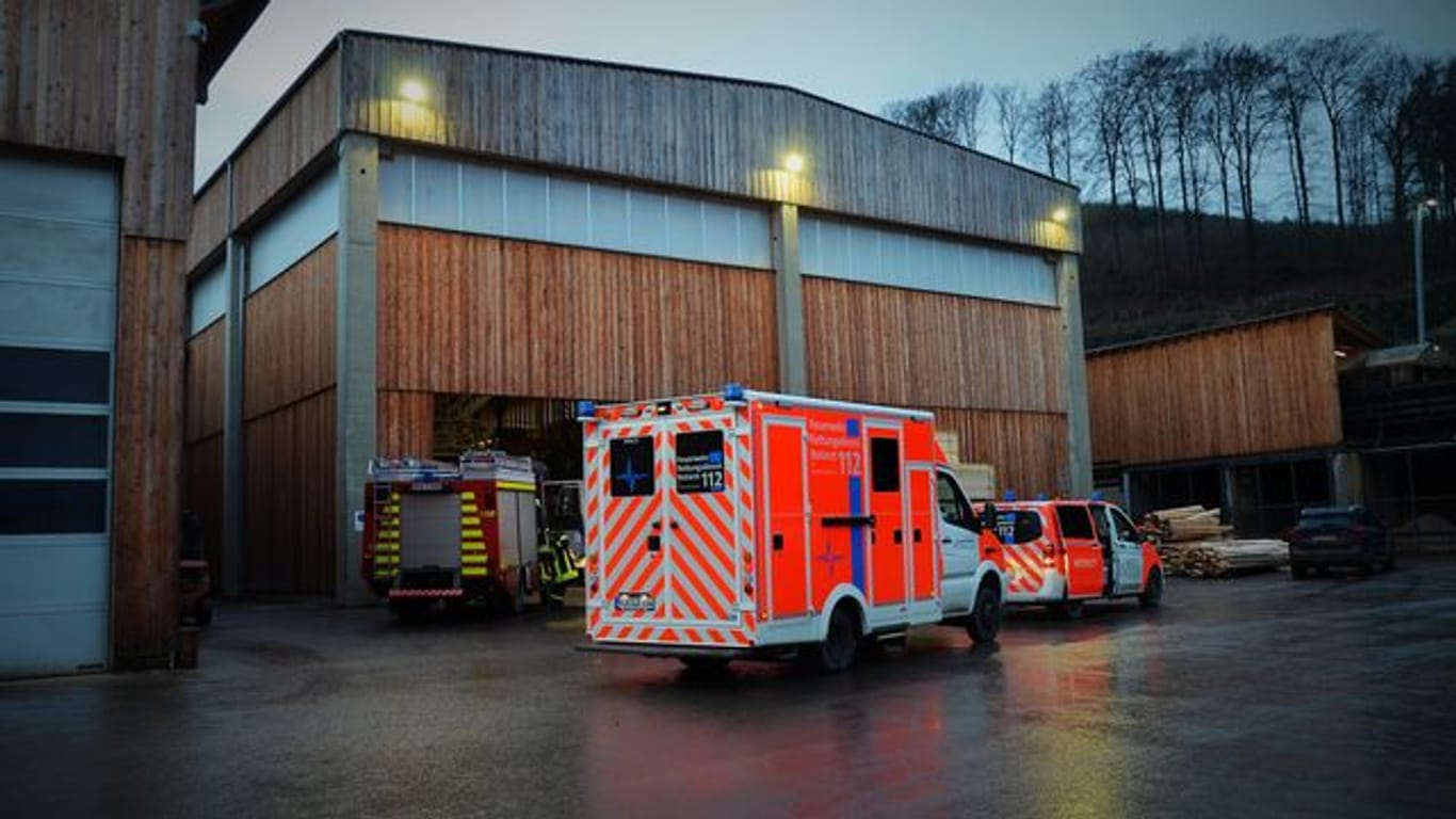 Feuerwehr und Rettungsdienst sind im Schmallenberger Ortsteil Hanxleden im Einsatz.