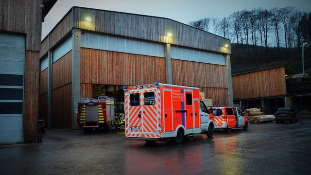 Feuerwehr und Rettungsdienst sind im Schmallenberger Ortsteil Hanxleden im Einsatz. Feuerwehr und Rettungsdienst sind im Schmallenberger Ortsteil Hanxleden im Einsatz.