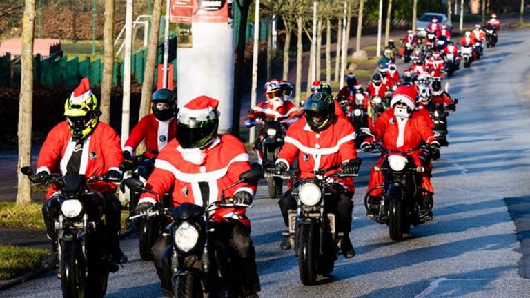 Motorradfahrer fahren verkleidet als Weihnachtsmänner: Beim X-Mas-Ride ging es um einen guten Zweck.
