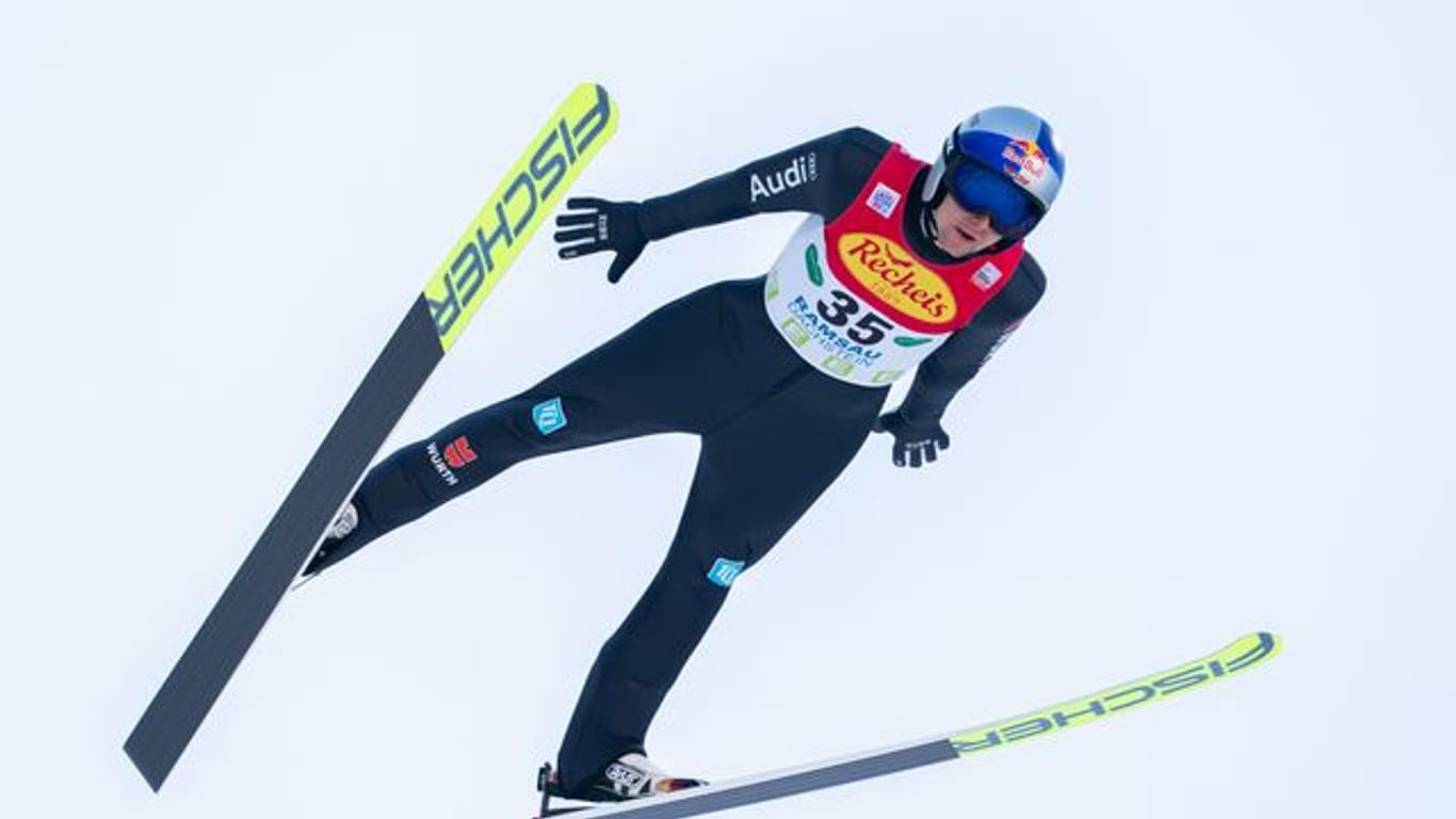 Kombinierer Vinzenz Geiger beim Skispringen.