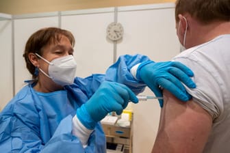 Probelauf im Corona-Impfzentrum Trier: Über 85 Millionen Einheiten des BioNTech-Präparats sollen nach Deutschland gehen.