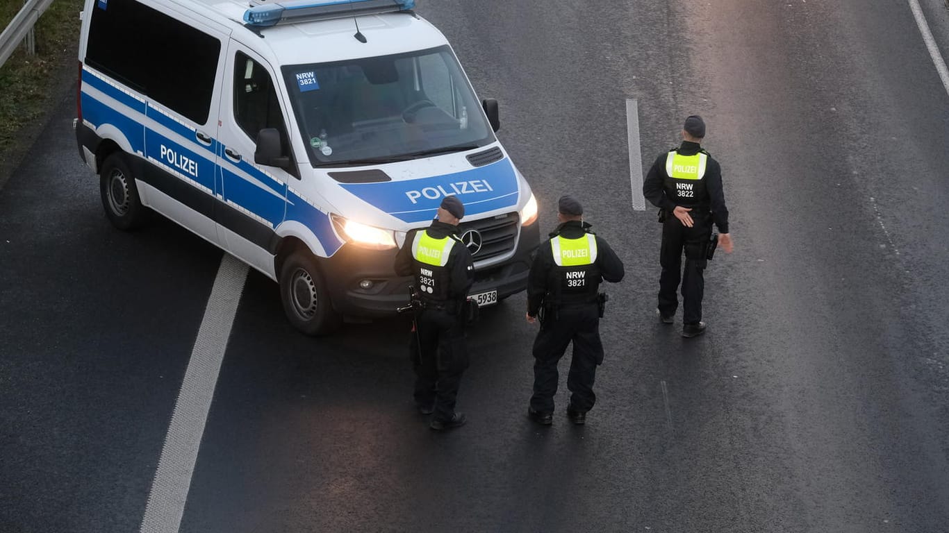 Polizisten kontrollieren am Stadtrand Fahrzeuge und Insassen: Drei in Leipzig geplante Versammlungen gegen die Corona-Politik der Bundesregierung sind verboten worden.