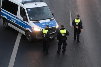 Polizisten kontrollieren am Stadtrand Fahrzeuge und Insassen: Drei in Leipzig geplante Versammlungen gegen die Corona-Politik der Bundesregierung sind verboten worden.