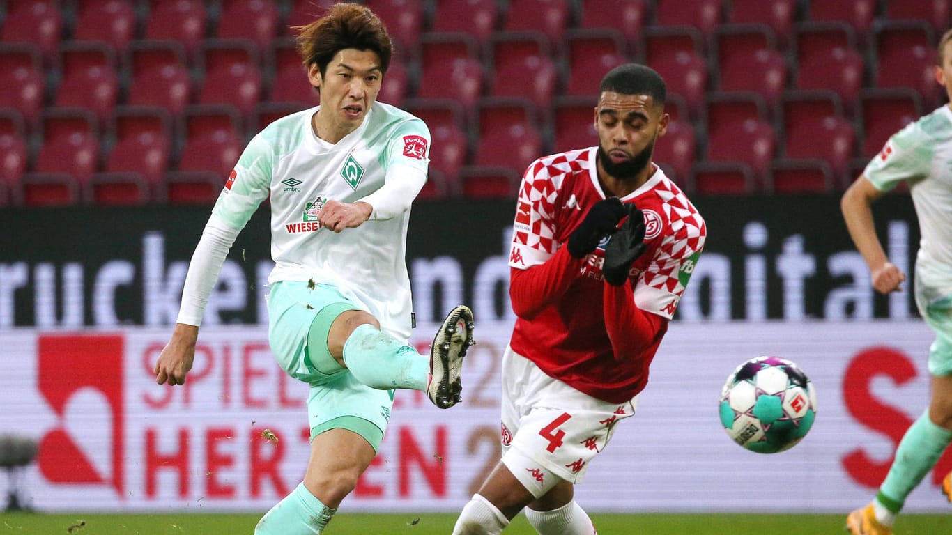 Bremens Yuya Osako (l.) bei einem Torversuch gegen Jeremiah St. Juste (r.) und Mainz 05.