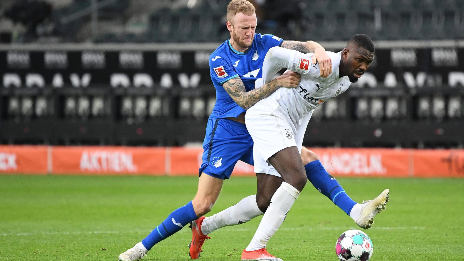 Marcus Thuram (r.) gegen Kevin Vogt: Die Spuck-Attacke des Franzosen sorgte für Aufregung. Marcus Thuram (r.) gegen Kevin Vogt: Die Spuck-Attacke des Franzosen sorgte für Aufregung.