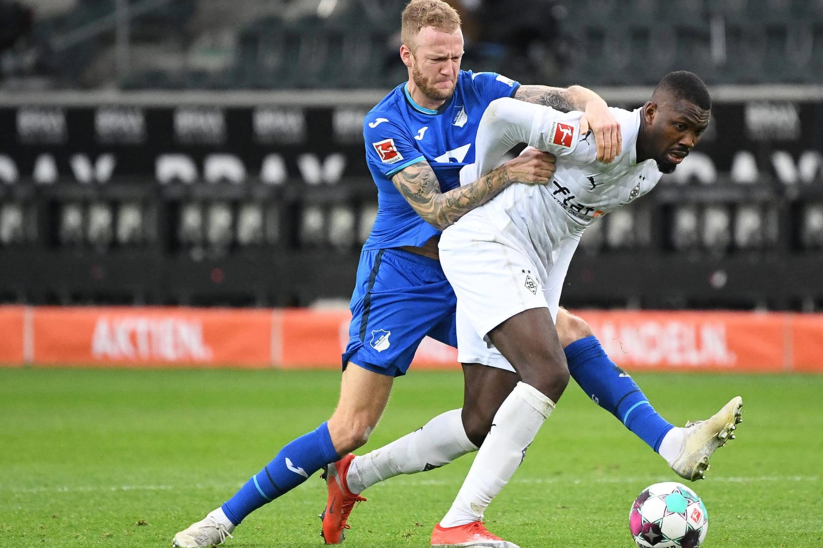 Marcus Thuram (r.) gegen Kevin Vogt: Die Spuck-Attacke des Franzosen sorgte für Aufregung.